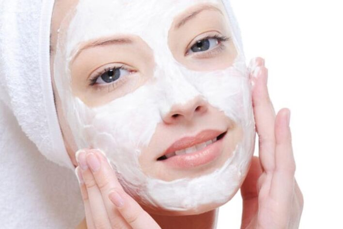 Usar una mascarilla para rejuvenecer la piel en casa. 